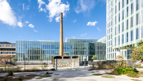 Edificio-De-Oficinas-En-Barcelona-Con-Nubes-Pasajeras