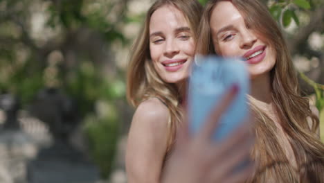 Identical-twins-with-mobile-phone-for-selfies