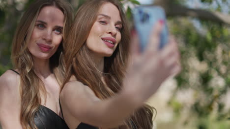 Identical-twins-with-mobile-phone-for-selfies