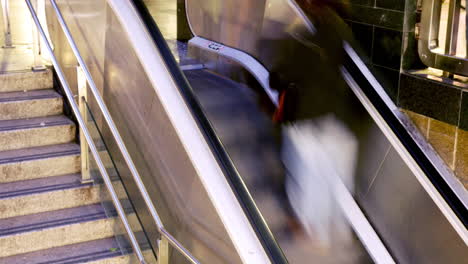 Timelapse-De-Multitud-En-Escaleras-Mecánicas-En-Barcelona,-España.