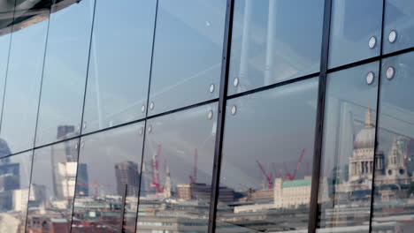 Spiegelung-Der-Skyline-Von-London