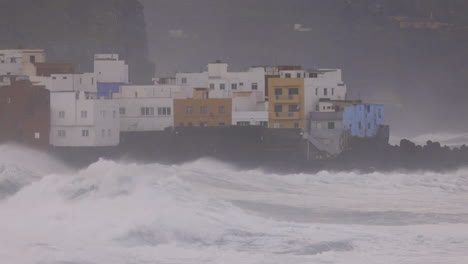 Buildings-on-cliffs-in-gran-canaria