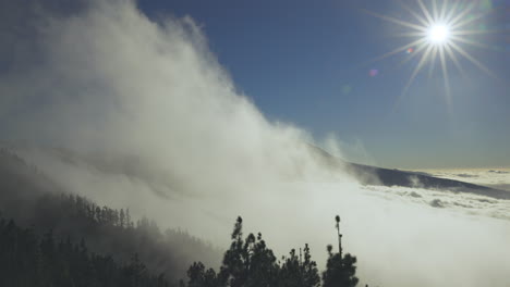 El-Teide-En-Tenerife-Cubierto-De-Niebla