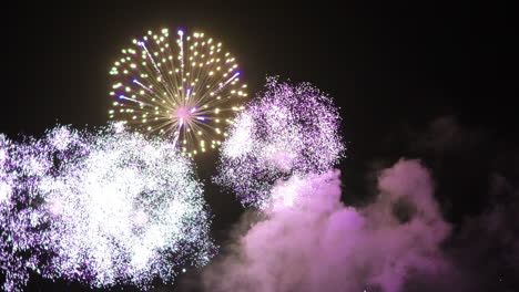 Espectáculo-De-Fuegos-Artificiales-En-El-Cielo