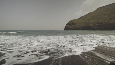 Waves-on-a-beach-in-la-gomera