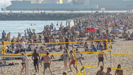 Strand-Von-Barcelona-Und-Leute,-Die-Volleyball-Spielen