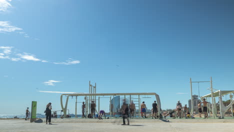 Gimnasio-Al-Aire-Libre-En-La-Playa-De-Barcelona