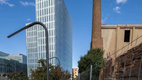 Bürogebäude-In-Barcelona-Mit-Vorbeiziehenden-Wolken