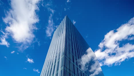 Edificio-De-Oficinas-De-Cristal-En-Barcelona-Con-Nubes-Pasajeras