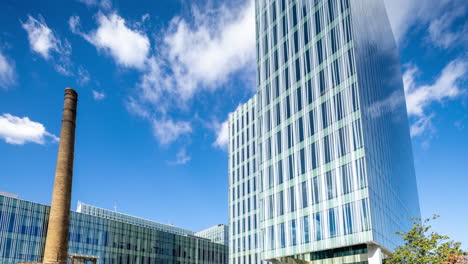 Bürogebäude-In-Barcelona-Mit-Vorbeiziehenden-Wolken