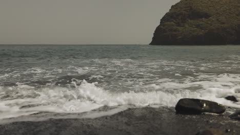 Olas-En-Una-Playa-De-La-Gomera