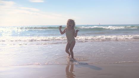 Kleines-Mädchen-Tanzt-Im-Meer