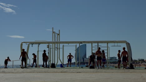 Gimnasio-Al-Aire-Libre-En-La-Playa-De-Barcelona