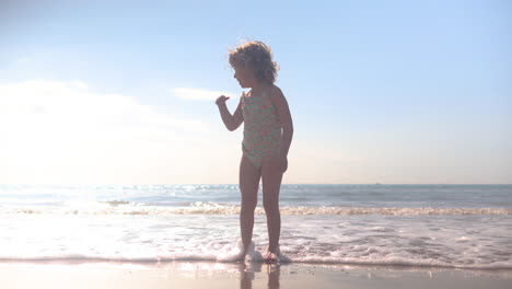 Pequeña-Niña-Bailando-En-El-Mar