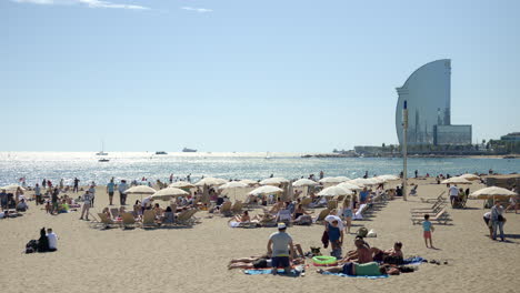 Fitnessstudio-Im-Freien-Am-Strand-Von-Barcelona