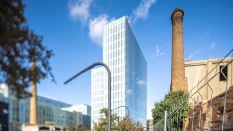 Bürogebäude-In-Barcelona-Mit-Vorbeiziehenden-Wolken