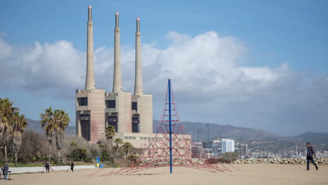 Strand-Und-Kraftwerk-In-Barcelona