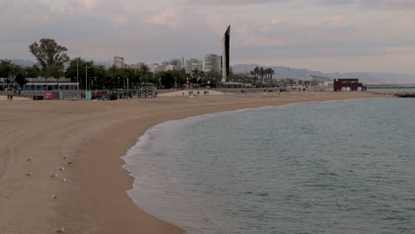 Strand-In-Barcelona-Nach-Der-Sperrung