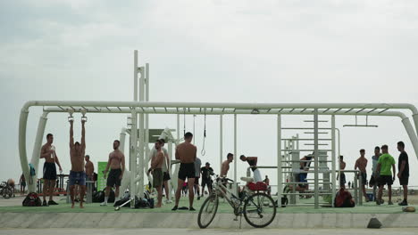 Gimnasio-Al-Aire-Libre-En-La-Playa-De-Barcelona