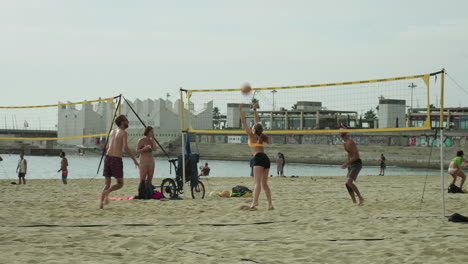 Strand-Von-Barcelona-Und-Leute,-Die-Volleyball-Spielen