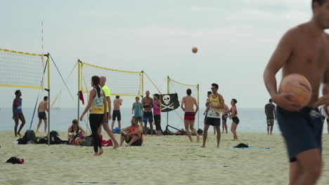 Strand-Von-Barcelona-Und-Leute,-Die-Volleyball-Spielen