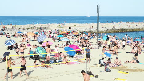 Multitudes-En-La-Playa-De-Barcelona