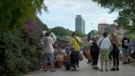 Bateristas-En-Un-Parque-De-Barcelona