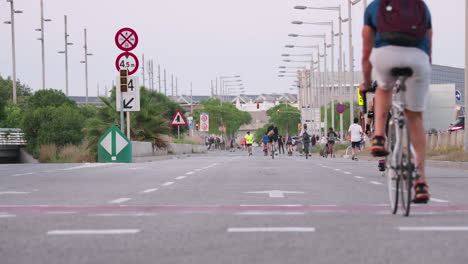 Radfahren-Auf-Autofreien-Straßen-In-Barcelona