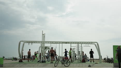 Gimnasio-Al-Aire-Libre-En-La-Playa-De-Barcelona