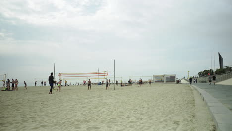 Playa-De-Barcelona-Y-Gente-Jugando-Al-Voleibol