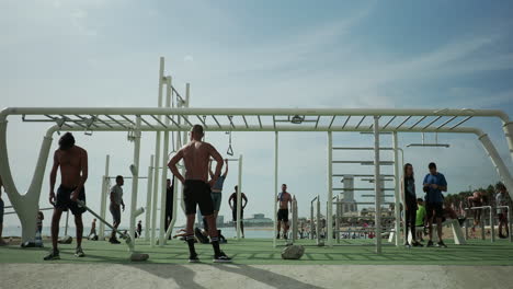 Fitnessstudio-Im-Freien-Am-Strand-Von-Barcelona