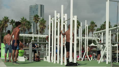 Gimnasio-Al-Aire-Libre-En-La-Playa-De-Barcelona