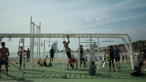 Fitnessstudio-Im-Freien-Am-Strand-Von-Barcelona