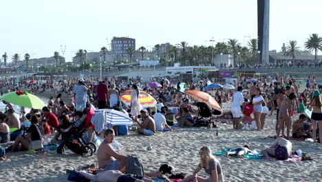 Menschenmassen-Am-Strand-In-Barcelona