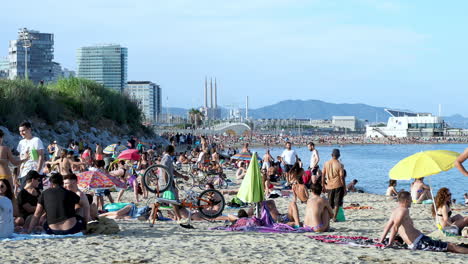 Menschenmassen-Am-Strand-In-Barcelona