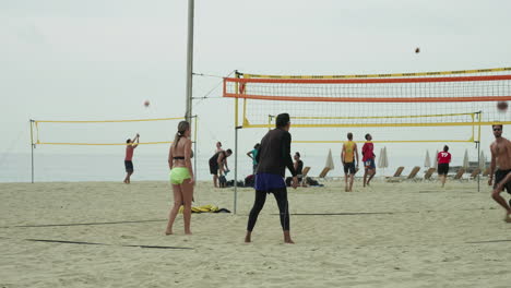 Strand-Von-Barcelona-Und-Leute,-Die-Volleyball-Spielen