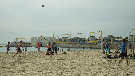 Playa-De-Barcelona-Y-Gente-Jugando-Al-Voleibol