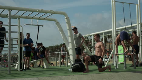 Gimnasio-Al-Aire-Libre-En-La-Playa-De-Barcelona