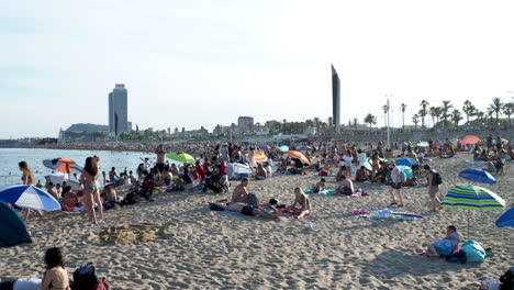 Multitudes-En-La-Playa-De-Barcelona