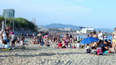 Menschenmassen-Am-Strand-In-Barcelona