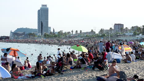 Menschenmassen-Am-Strand-In-Barcelona