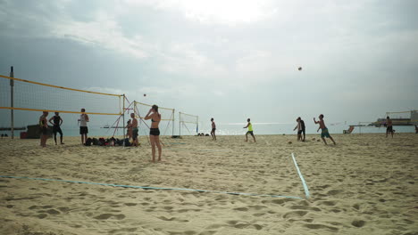 Strand-Von-Barcelona-Und-Leute,-Die-Volleyball-Spielen