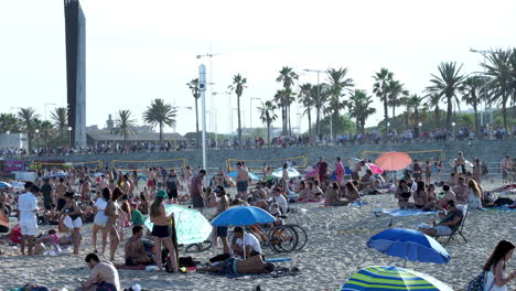 Menschenmassen-Am-Strand-In-Barcelona