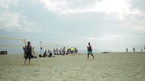 Strand-Von-Barcelona-Und-Leute,-Die-Volleyball-Spielen