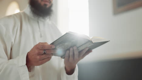 Islam,-Oración-Y-Hombre-En-Mezquita-Con-Corán.
