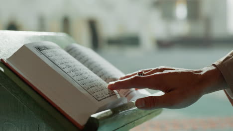 Hände,-Koran-Und-Nahaufnahme-Eines-Lesenden-Mannes