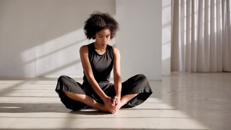 Estiramiento,-Espalda-Y-Mujer-En-Yoga