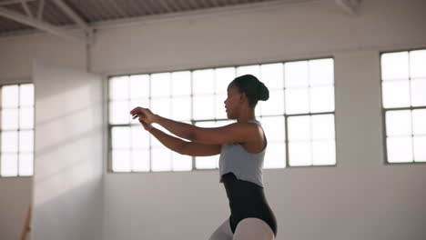 Ballet,-Mujer-Y-Estiramiento-De-Espalda-En-Danza.