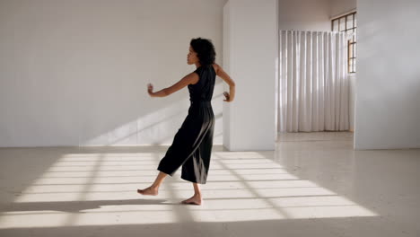 Danza,-Performance-Y-Una-Mujer-En-Un-Arte-Creativo
