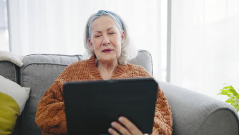 Tablet,-Videoanruf-Und-ältere-Frau-Auf-Einem-Sofa